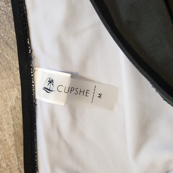 Yellow and black bikini - Picture 6 of 7